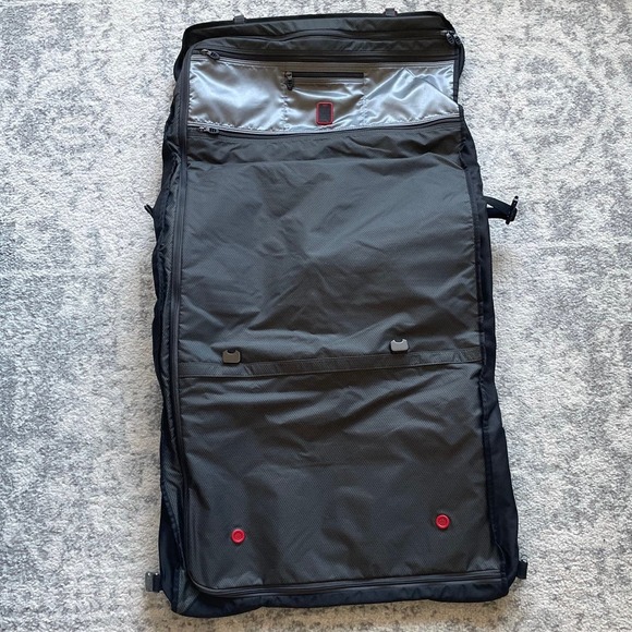 TUMI T-TECH Black Tri-Fold Carry On Garment Bag / Suitcase. - Picture 5 of 8